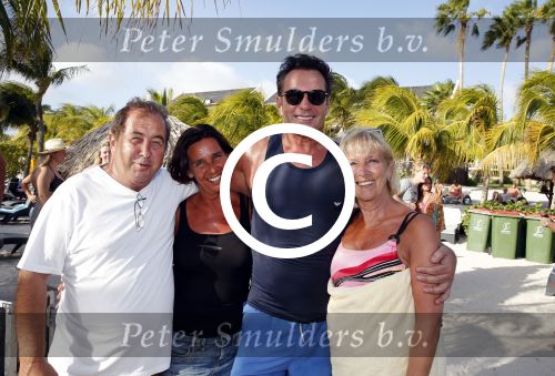 Curacao 31 december 2015 
Gerard Joling en Thomas Berge doen soundcheck voor hun optreden voor oud jaar op het strand van Lions dive. Gerard zijn moeder Jannie is ook aanwezig.