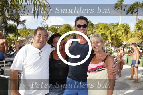 Curacao 31 december 2015 
Gerard Joling en Thomas Berge doen soundcheck voor hun optreden voor oud jaar op het strand van Lions dive. Gerard zijn moeder Jannie is ook aanwezig.