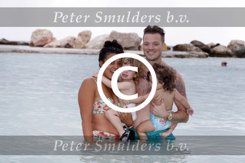 Curacao 27 december 2015
Gers Pardoel met zijn vrouw en hun kinderen Goud en Rocci ophet strand van Mambo beach.