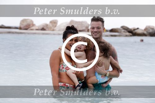 Curacao 27 december 2015
Gers Pardoel met zijn vrouw en hun kinderen Goud en Rocci ophet strand van Mambo beach.