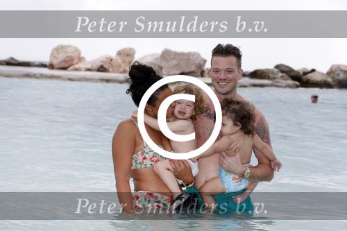 Curacao 27 december 2015
Gers Pardoel met zijn vrouw en hun kinderen Goud en Rocci ophet strand van Mambo beach.