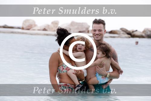 Curacao 27 december 2015
Gers Pardoel met zijn vrouw en hun kinderen Goud en Rocci ophet strand van Mambo beach.