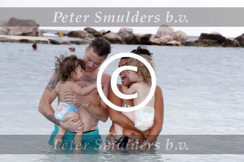 Curacao 27 december 2015
Gers Pardoel met zijn vrouw en hun kinderen Goud en Rocci ophet strand van Mambo beach.