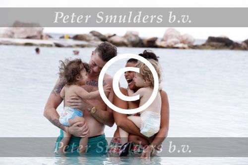Curacao 27 december 2015
Gers Pardoel met zijn vrouw en hun kinderen Goud en Rocci ophet strand van Mambo beach.