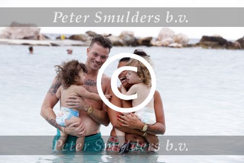 Curacao 27 december 2015
Gers Pardoel met zijn vrouw en hun kinderen Goud en Rocci ophet strand van Mambo beach.