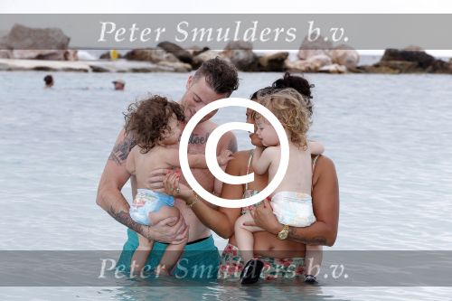 Curacao 27 december 2015
Gers Pardoel met zijn vrouw en hun kinderen Goud en Rocci ophet strand van Mambo beach.