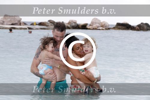 Curacao 27 december 2015
Gers Pardoel met zijn vrouw en hun kinderen Goud en Rocci ophet strand van Mambo beach.