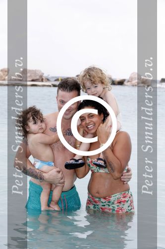 Curacao 27 december 2015
Gers Pardoel met zijn vrouw en hun kinderen Goud en Rocci ophet strand van Mambo beach.