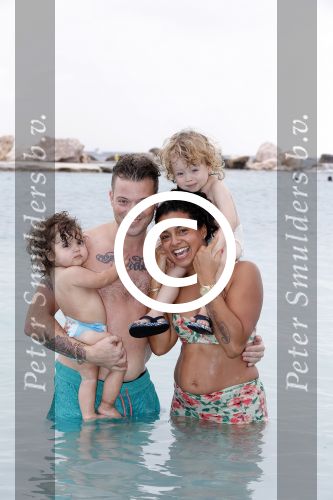 Curacao 27 december 2015
Gers Pardoel met zijn vrouw en hun kinderen Goud en Rocci ophet strand van Mambo beach.