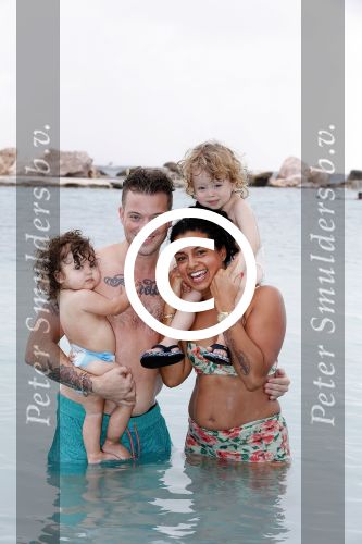 Curacao 27 december 2015
Gers Pardoel met zijn vrouw en hun kinderen Goud en Rocci ophet strand van Mambo beach.