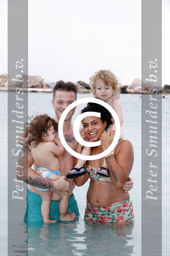 Curacao 27 december 2015
Gers Pardoel met zijn vrouw en hun kinderen Goud en Rocci ophet strand van Mambo beach.