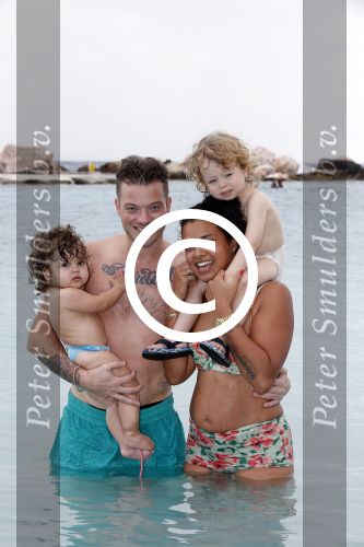 Curacao 27 december 2015
Gers Pardoel met zijn vrouw en hun kinderen Goud en Rocci ophet strand van Mambo beach.
