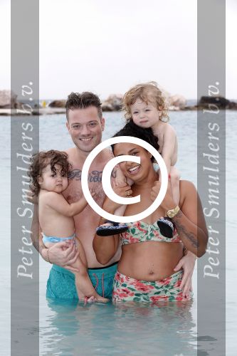 Curacao 27 december 2015
Gers Pardoel met zijn vrouw en hun kinderen Goud en Rocci ophet strand van Mambo beach.