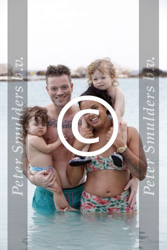 Curacao 27 december 2015
Gers Pardoel met zijn vrouw en hun kinderen Goud en Rocci ophet strand van Mambo beach.