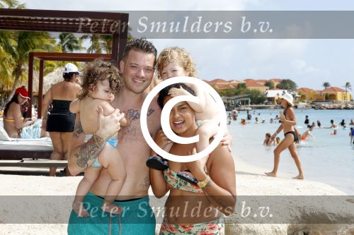 Curacao 27 december 2015
Gers Pardoel met zijn vrouw en hun kinderen Goud en Rocci ophet strand van Mambo beach.