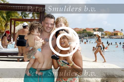 Curacao 27 december 2015
Gers Pardoel met zijn vrouw en hun kinderen Goud en Rocci ophet strand van Mambo beach.