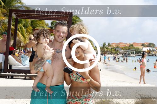 Curacao 27 december 2015
Gers Pardoel met zijn vrouw en hun kinderen Goud en Rocci ophet strand van Mambo beach.