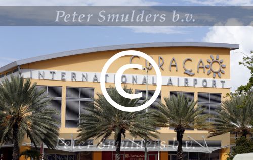 Curacao 25 december 2015
Jan Liza Fem en Emma Smit arriveren op Hato airport . Jan heeft op Curacao en Bonaire een optreden.