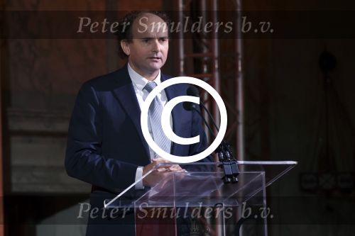 Koninklijke Familie bij uitreiking Prins Claus Prijs 2015 in het Koninklijk Paleis op de Dam. De Prins Claus Prijzen worden door het Prins Claus Fonds voor Cultuur en Ontwikkeling sinds 1997 jaarlijks toegekend aan kunstenaars, denkers en culturele organisaties. 

Royal Family at ceremony Prince Claus Award in 2015 at the Royal Palace on Dam Square. The Prince Claus Awards are presented by the Prince Claus Fund for Culture and Development since 1997 awarded annually to artists, thinkers and cultural organizations.

OP de foto / On the photo:  Henk Propper
