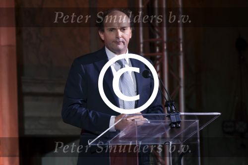 Koninklijke Familie bij uitreiking Prins Claus Prijs 2015 in het Koninklijk Paleis op de Dam. De Prins Claus Prijzen worden door het Prins Claus Fonds voor Cultuur en Ontwikkeling sinds 1997 jaarlijks toegekend aan kunstenaars, denkers en culturele organisaties. 

Royal Family at ceremony Prince Claus Award in 2015 at the Royal Palace on Dam Square. The Prince Claus Awards are presented by the Prince Claus Fund for Culture and Development since 1997 awarded annually to artists, thinkers and cultural organizations.

OP de foto / On the photo: Henk Propper
