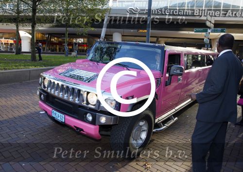 Amsterdam 9 decmber 2015
Premiere Mega Mindy met oa Jim Bakkum en Frou Souffriau in pathe arena.
roze limo hummer