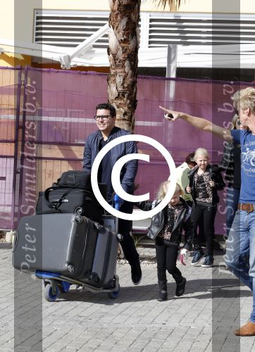 Curacao 25 december 2015
Jan Liza Fem en Emma Smit arriveren op Hato airport . Jan heeft op Curacao en Bonaire een optreden.