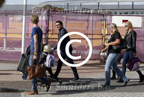 Curacao 25 december 2015
Jan Liza Fem en Emma Smit arriveren op Hato airport . Jan heeft op Curacao en Bonaire een optreden.
