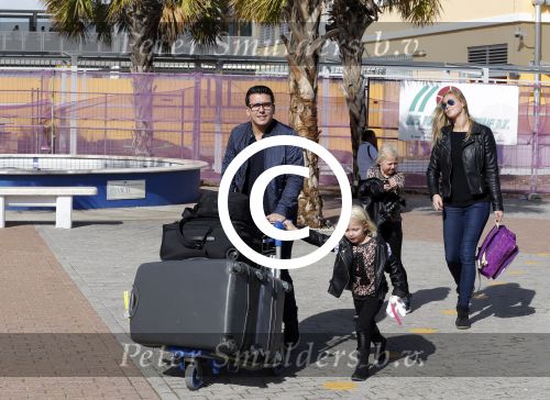 Curacao 25 december 2015
Jan Liza Fem en Emma Smit arriveren op Hato airport . Jan heeft op Curacao en Bonaire een optreden.