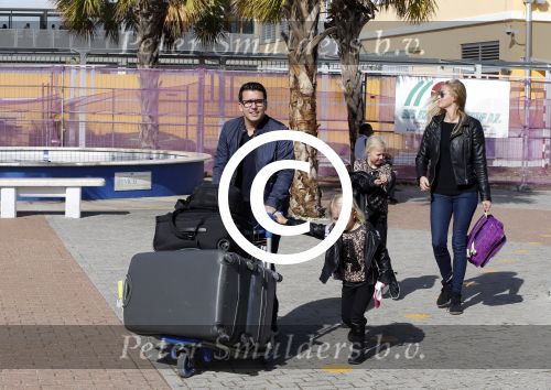 Curacao 25 december 2015
Jan Liza Fem en Emma Smit arriveren op Hato airport . Jan heeft op Curacao en Bonaire een optreden.