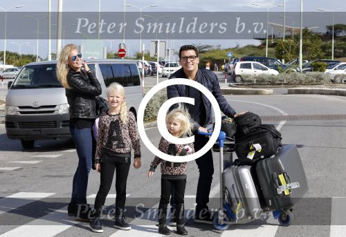 Curacao 25 december 2015
Jan Liza Fem en Emma Smit arriveren op Hato airport . Jan heeft op Curacao en Bonaire een optreden.