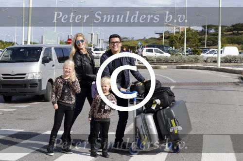 Curacao 25 december 2015
Jan Liza Fem en Emma Smit arriveren op Hato airport . Jan heeft op Curacao en Bonaire een optreden.