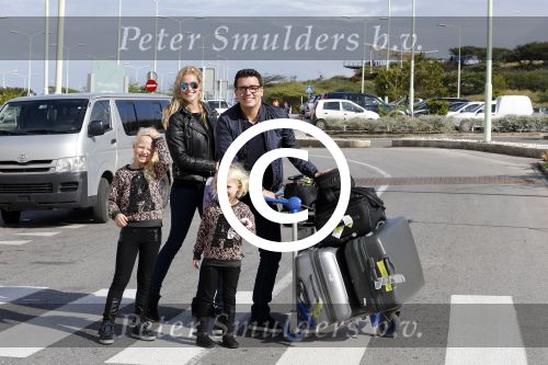 Curacao 25 december 2015
Jan Liza Fem en Emma Smit arriveren op Hato airport . Jan heeft op Curacao en Bonaire een optreden.