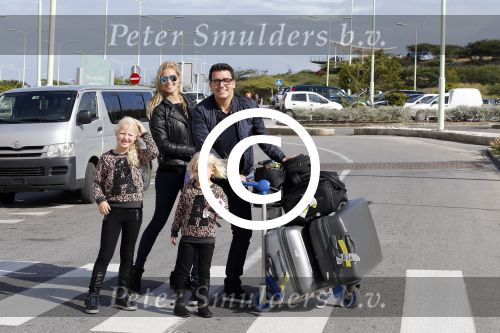 Curacao 25 december 2015
Jan Liza Fem en Emma Smit arriveren op Hato airport . Jan heeft op Curacao en Bonaire een optreden.