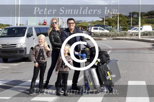 Curacao 25 december 2015
Jan Liza Fem en Emma Smit arriveren op Hato airport . Jan heeft op Curacao en Bonaire een optreden.