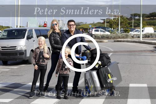 Curacao 25 december 2015
Jan Liza Fem en Emma Smit arriveren op Hato airport . Jan heeft op Curacao en Bonaire een optreden.