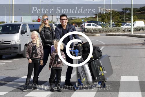 Curacao 25 december 2015
Jan Liza Fem en Emma Smit arriveren op Hato airport . Jan heeft op Curacao en Bonaire een optreden.