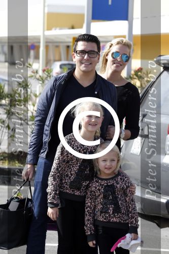 Curacao 25 december 2015
Jan Liza Fem en Emma Smit arriveren op Hato airport . Jan heeft op Curacao en Bonaire een optreden.