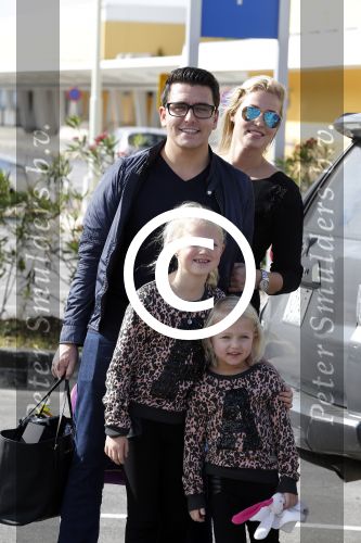 Curacao 25 december 2015
Jan Liza Fem en Emma Smit arriveren op Hato airport . Jan heeft op Curacao en Bonaire een optreden.