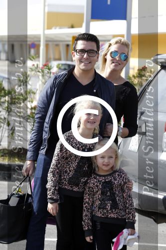 Curacao 25 december 2015
Jan Liza Fem en Emma Smit arriveren op Hato airport . Jan heeft op Curacao en Bonaire een optreden.