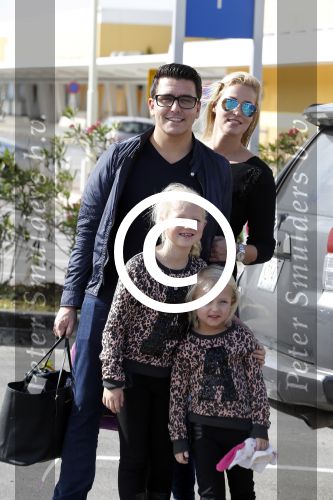 Curacao 25 december 2015
Jan Liza Fem en Emma Smit arriveren op Hato airport . Jan heeft op Curacao en Bonaire een optreden.