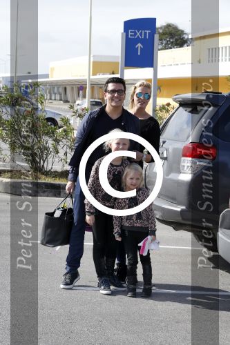 Curacao 25 december 2015
Jan Liza Fem en Emma Smit arriveren op Hato airport . Jan heeft op Curacao en Bonaire een optreden.