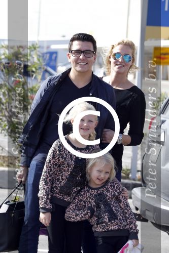 Curacao 25 december 2015
Jan Liza Fem en Emma Smit arriveren op Hato airport . Jan heeft op Curacao en Bonaire een optreden.