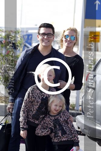 Curacao 25 december 2015
Jan Liza Fem en Emma Smit arriveren op Hato airport . Jan heeft op Curacao en Bonaire een optreden.