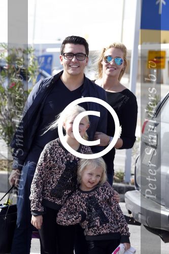 Curacao 25 december 2015
Jan Liza Fem en Emma Smit arriveren op Hato airport . Jan heeft op Curacao en Bonaire een optreden.