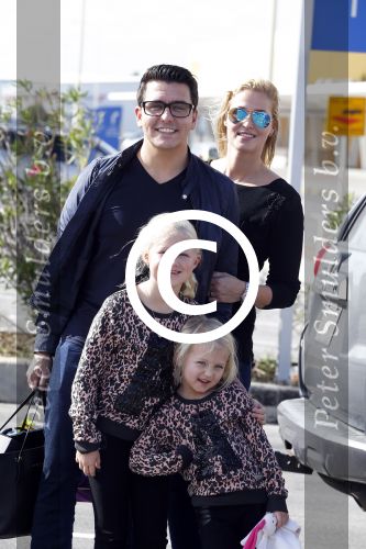 Curacao 25 december 2015
Jan Liza Fem en Emma Smit arriveren op Hato airport . Jan heeft op Curacao en Bonaire een optreden.
