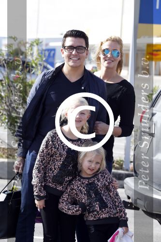 Curacao 25 december 2015
Jan Liza Fem en Emma Smit arriveren op Hato airport . Jan heeft op Curacao en Bonaire een optreden.