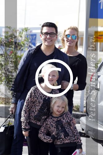 Curacao 25 december 2015
Jan Liza Fem en Emma Smit arriveren op Hato airport . Jan heeft op Curacao en Bonaire een optreden.