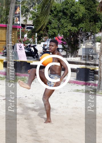 Curacao, 27 December 2015
Jean Paul Boetius (FC Basel) samen met Kenny Tete (Ajax), Terence Kongolo (Feyenoord), Rodney Kongolo (Manchester City) en Jody Lukoki (SC Cambuur) op het strand aan het voetballen