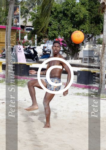 Curacao, 27 December 2015
Jean Paul Boetius (FC Basel) samen met Kenny Tete (Ajax), Terence Kongolo (Feyenoord), Rodney Kongolo (Manchester City) en Jody Lukoki (SC Cambuur) op het strand aan het voetballen