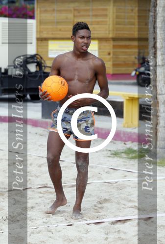 Curacao, 27 December 2015
Jean Paul Boetius (FC Basel) samen met Kenny Tete (Ajax), Terence Kongolo (Feyenoord), Rodney Kongolo (Manchester City) en Jody Lukoki (SC Cambuur) op het strand aan het voetballen